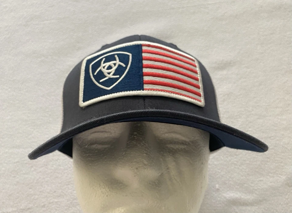 Gorra de camionero Ariat para hombre EE. UU. Parche 6 paneles malla trasera cierre a presión ajustable Foto 2 de 4