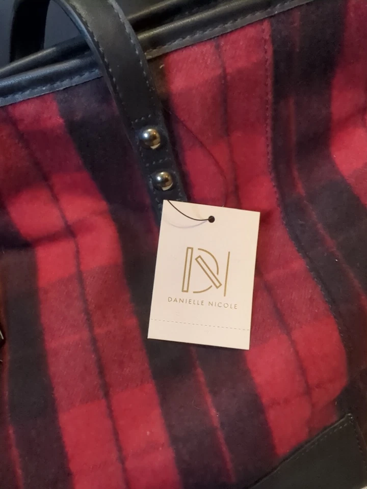Nuevo con etiquetas Bolso de Mano Hudson Rojo Negro Franela Navidad Vacaciones - Danielle Nicole Foto 3 de 4