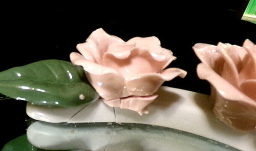 BANDEJA DE TOCADOR VINTAGE OVALADA ESPEJADA CON ROSAS DE PORCELANA ESMALTADA ROSA - Imagen 7 de 7
