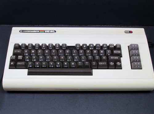 Commodore VIC 20 Computer mit Netzteil, schaltet ein / schaltet ein - Bild 14 von 14