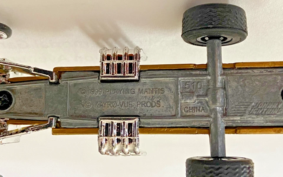 1999 Johnny Lightning Munsters Gold Dragula Playing Mantis Kayro-Vue Productions - Image 4 of 4