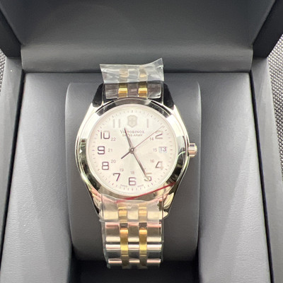 VICTORINOX SWISS ARMY クォーツ　時計 Victorinox SWISS ARMY Mens 24095 Two Tone Sapphire Crystal