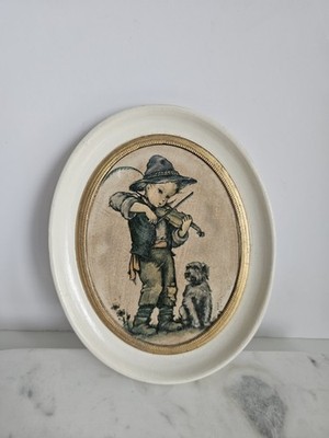 Vintage Mabry Miniatur ovale Wandrelief, Junge spielt Violine mit Hund, Mitte Cent