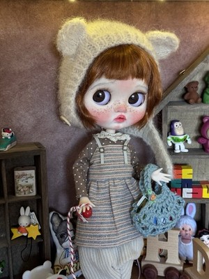 OOAK Custom Blythe Puppe mit Gelenkkörper, Nackenneigung und Outfit