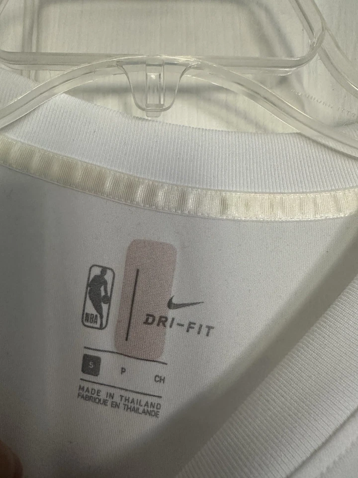 Los Angeles Lakers Nike NBA Finales Campeones Anillo Noche Larga Tiro Camisa Hombres Foto 4 de 4