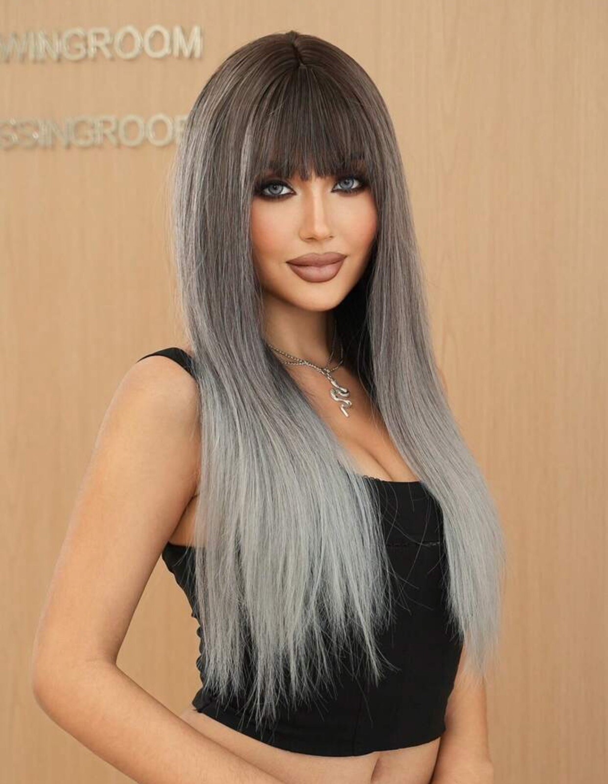 Perruque synthétique grise longue avec frange lissée pour relooker votre style quotidien