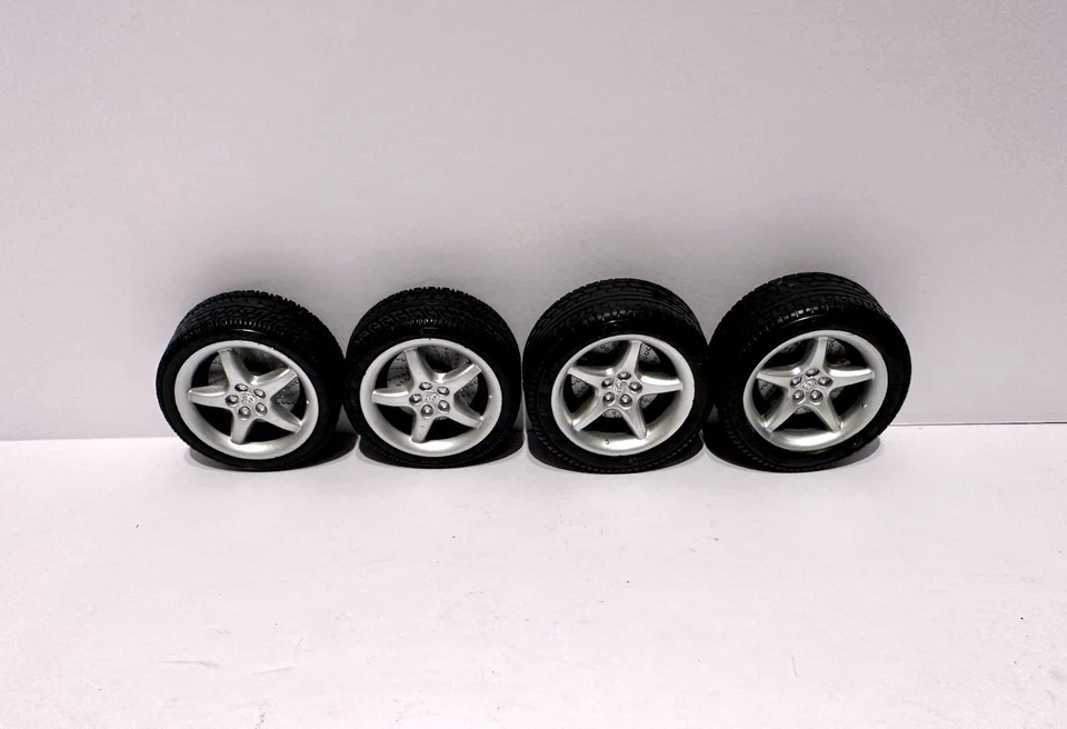 Ruedas y neumáticos Maisto Ferrari 550 Maranello escala 1/18 Foto 2 de 4