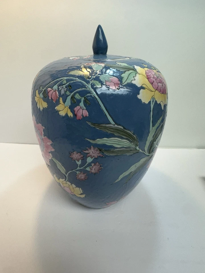 Jarrón/urna vintage chino de jengibre-azul con flores 12” esmalte Macao Foto 4 de 4