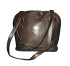 sac MAC DOUGLAS vintage en cuir marron porté épaule