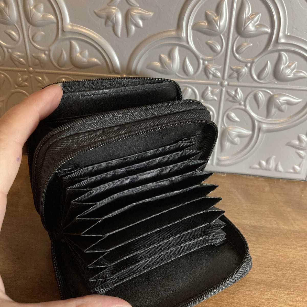 Buxton Black Leather Multi Pocket Fan Credit Card Holder Zip
