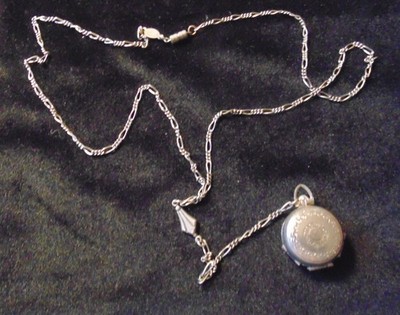 Vtg. 1928 Chain w Round Photo Pendant   OPEN UP FOUR 4 PHOTO CHAMBERS   Unique!