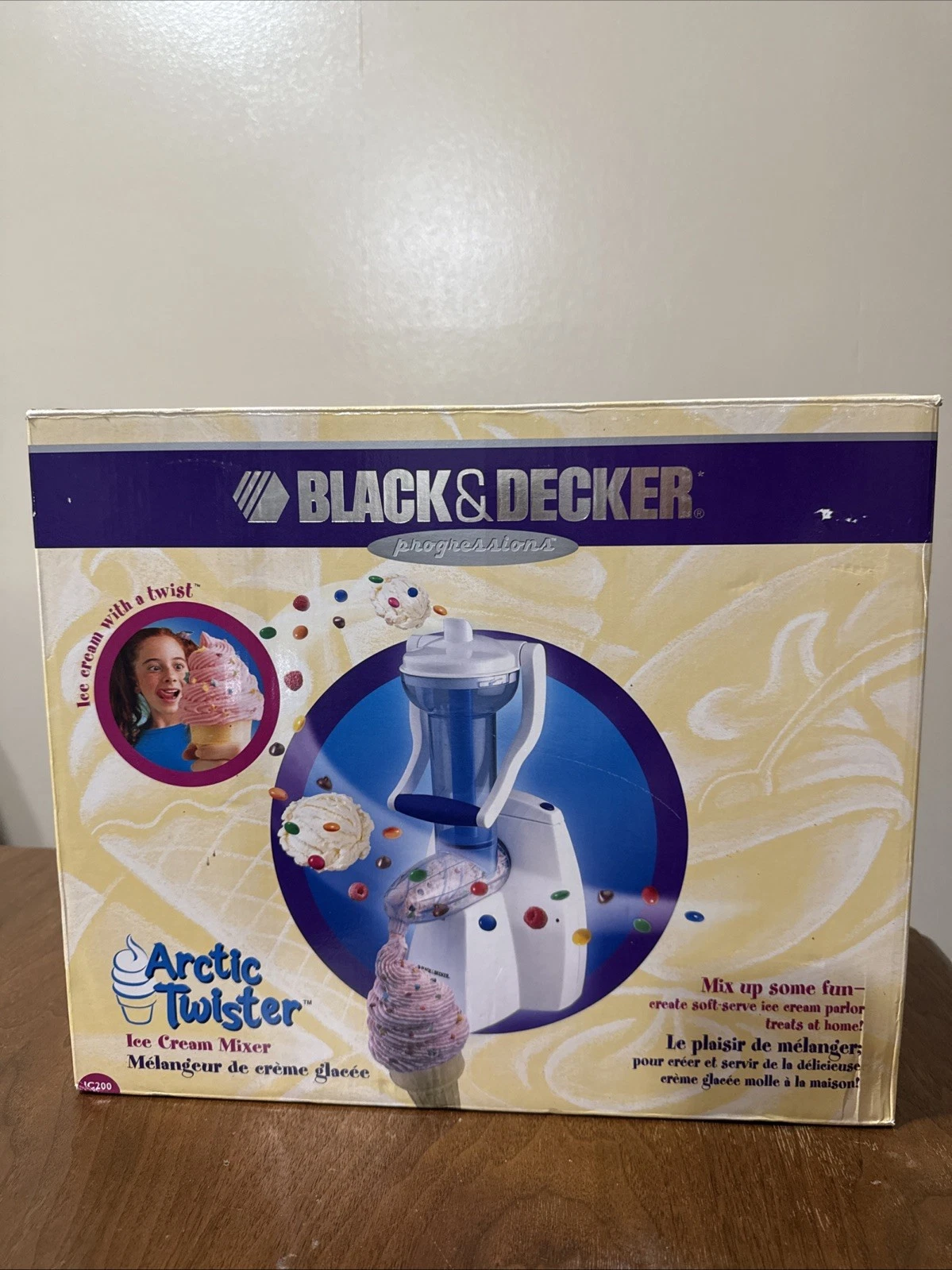 Black & Decker Artic Twister Soft Serve Ice Cream Mixer Maker IC200 Party - NEW!