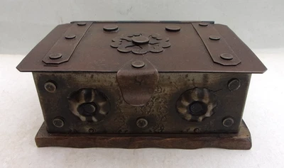 Kleine schwere Vintage Eisen Truhe Kästchen,Schmuckkästchen mit Holzboden - Bild 1 von 4