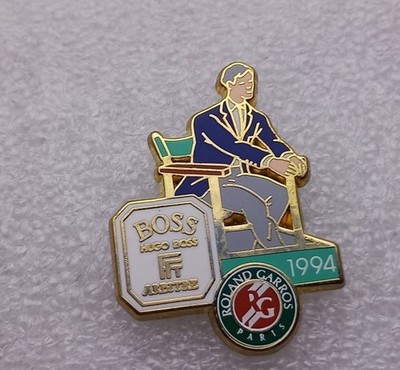 ED132 Pin's Roland Garros Stuhl Boss weiß FFT Arthus Bertrand 1994