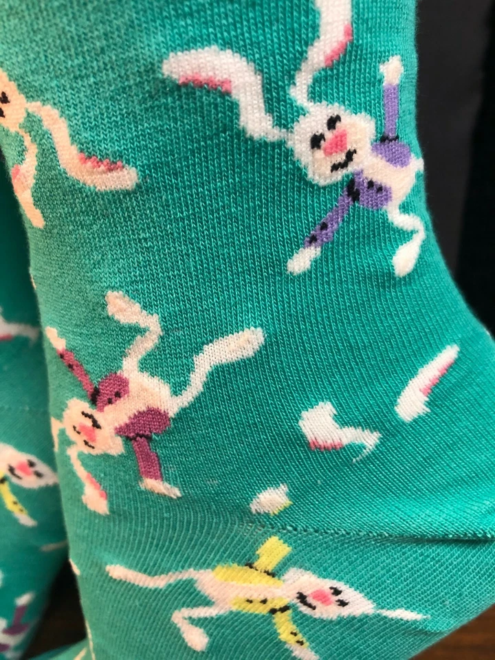 NUEVO CON ETIQUETAS Para mujeres Conejitos Conejos Carro Ruedas Novedad Calcetines Foto 2 de 2