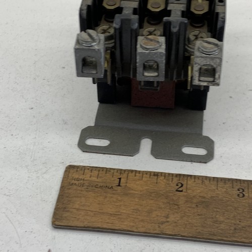 Products Unlimited 3100Y30Q9191B Contactor 30A 3-Pole 24VAC Coil 1149656 - Picture 8 of 9