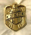  JUDGE DREDD SHIELD BADGE HALLOWEEN PROP COSPLAY LIFE SIZE METAL GOLD PLATED — photo 1