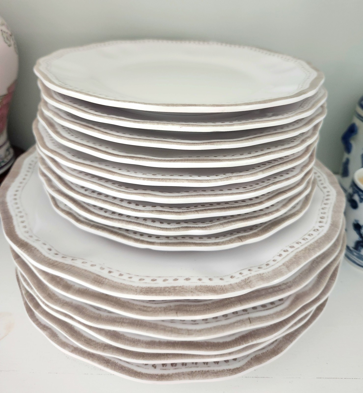 LE CADEAUX MELAMINE PROVENCE SOLID ANTIQUE WHITE Scalloped Dinner plates 11"