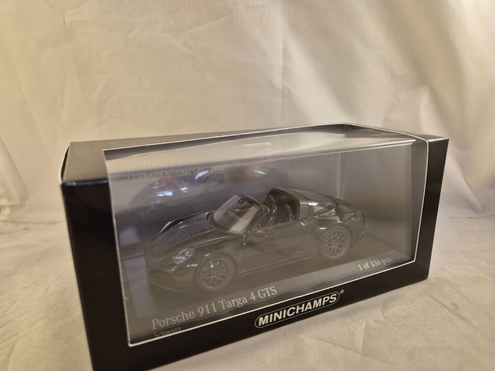 Porsche 911 992.2 Targa 4 GTS miniature d'exception 1/43