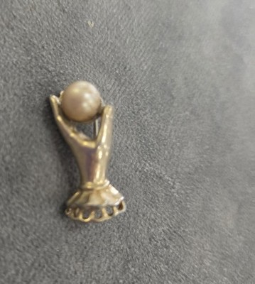 Vintage Gold Tone Hand Holding Pearl Estate Jewelry Brooch Pin