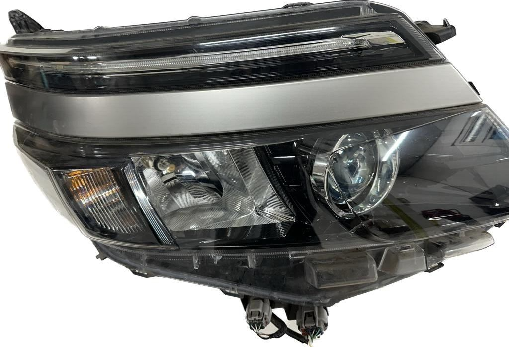 ZRR80ヴォクシー中古右ヘッドランプ81130-28D21 ZRR80ヴォクシー中古右ヘッドランプ81130-28D21