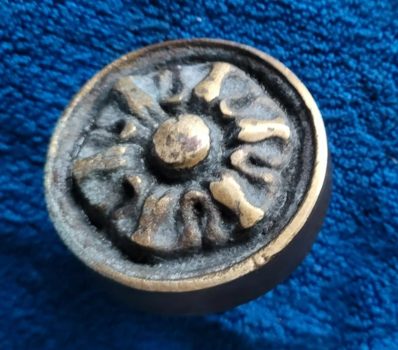 ANCIENNE GROSSE POIGNEE RONDE DE PORTE EN FONTE ET LAITON DANS SON JUS - Photo 2/4