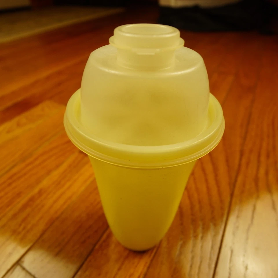 Taza mezcladora Tupperware Quick Shake amarilla vintage años 90 coctelera con inserto Foto 3 de 4
