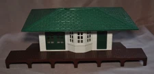 Plasticville 1616 O/S Suburban Station, Green roof and trim, Brown Platform