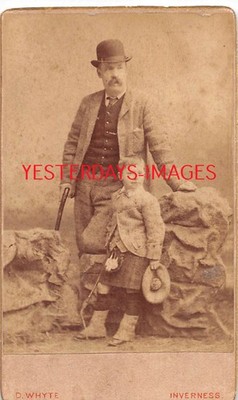 Junge im Kilt Vater Bowler Hut Studio Rock Szene D. Whyte Inverness CDV Karte B127)