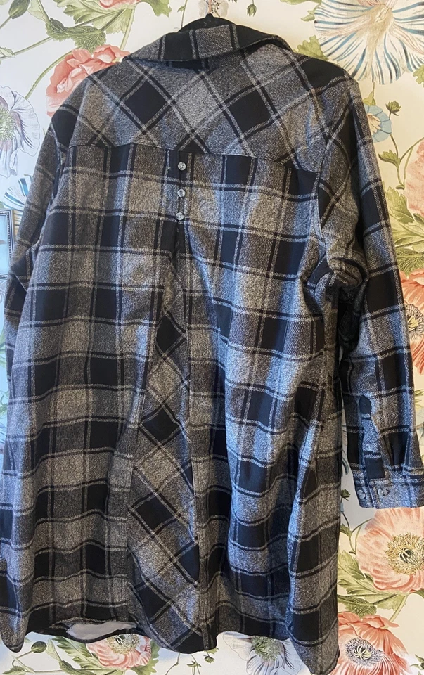Duluth Trading Women’s Folklore Flannel Duster Gray Black Plaid Tunic Top Sz 1X - Image 2 of 4