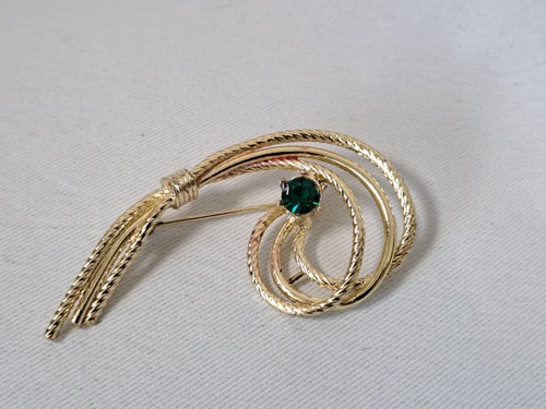 VTG Gold Tone and Faux Emerald Brooch and Clip On Dangle Earrings - Afbeelding 2 van 5