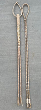 SET OF RAWHIDE REINS AND HORSE QUIRT, SET DE CUARTA CHARRA Y RIENDAS DE CUERO