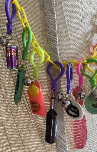 Collana catena maglia gialla plastica vintage anni 80 con 12 ciondoli clip con campane - Foto 4 di 4