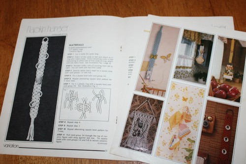 7 Vintage 1970's Macrame Instructional Magazines Hangings Purses Jewelry-G14 - Picture 9 of 12