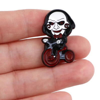 SAW Puppe Billy Ansteckpin Anstecknadel Emaille