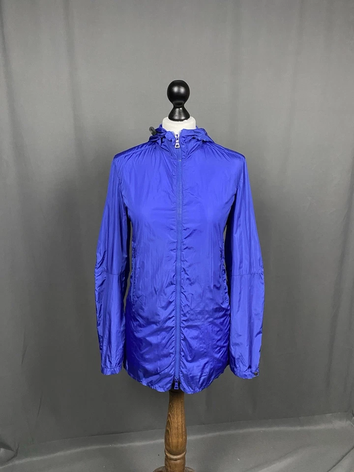 Chaqueta cortavientos Prada de nailon ligera con lengüeta roja azul para muje... - Imagen 4 de 4