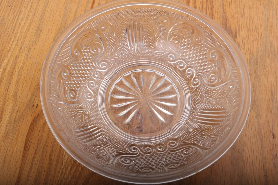 Vintage Pressed Glass Bowl With Laurel Pattern - Image 4 of 4