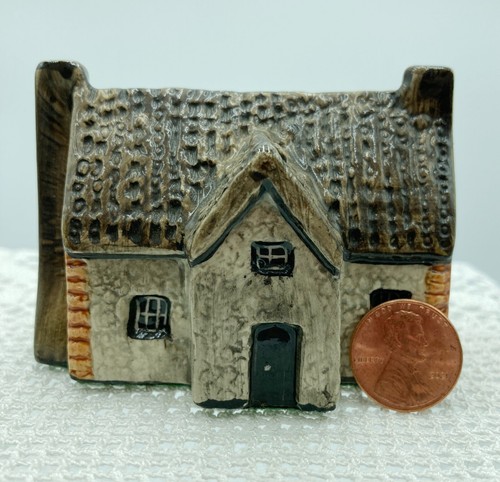 Britain in Miniature #8 Saxon Flint House Ceramic Cottage Tey Terra Pottery - Picture 2 of 6