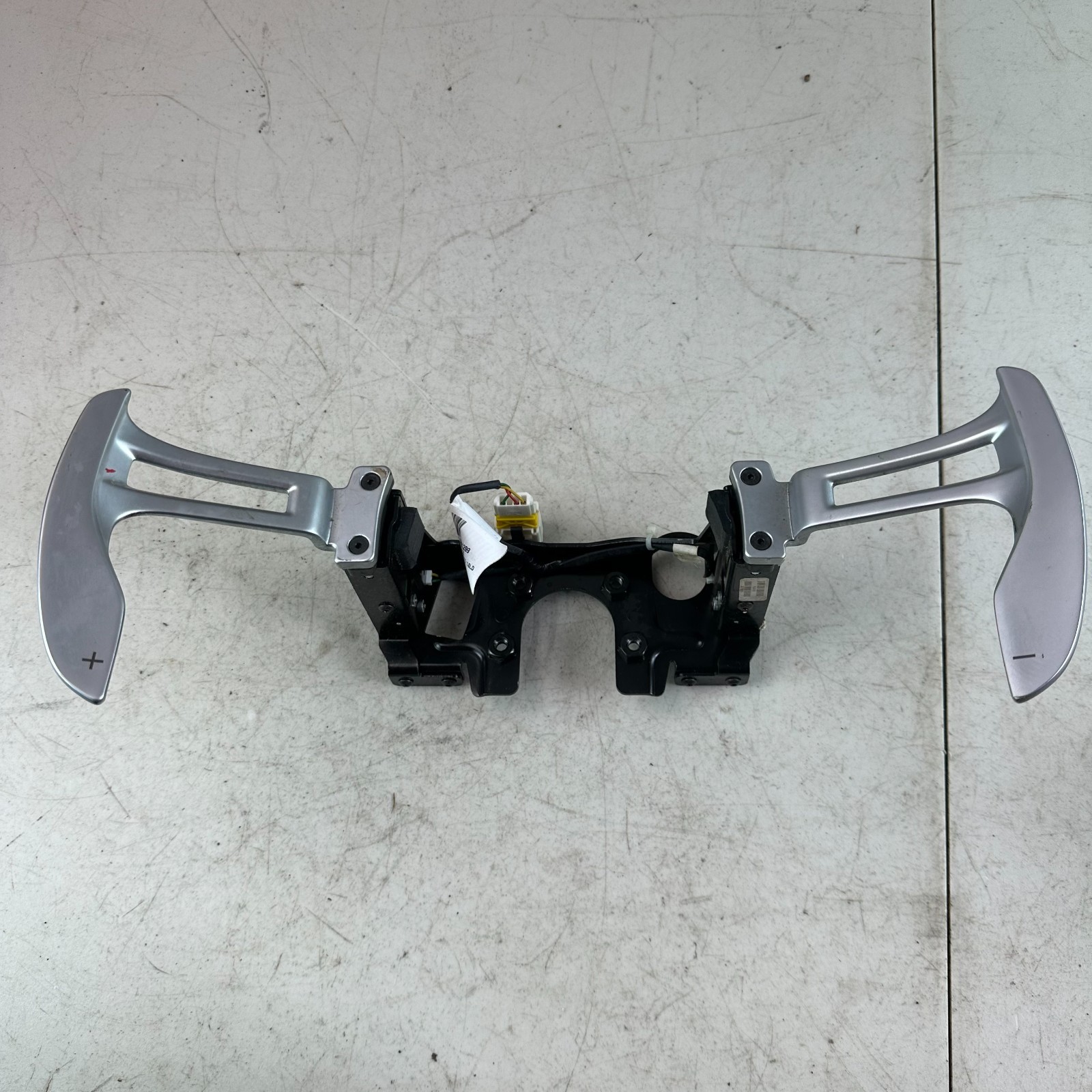 2017 - 2020 MASERATI LEVANTE STEERING WHEEL PADDLE SHIFTER SWITCH SET 670013665