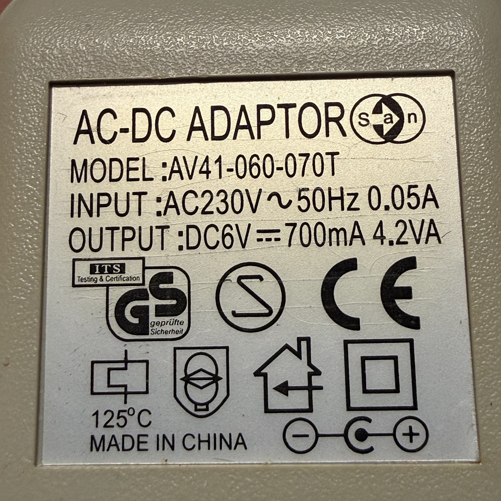 AC-DC ADAPTOR ( 230v-50Hz- 0.05 A - 6 V -700mA- 4.2VA)