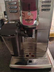Philips Kaffeevollautomat 5000 Series, Milchaufschäumer, Schwarz