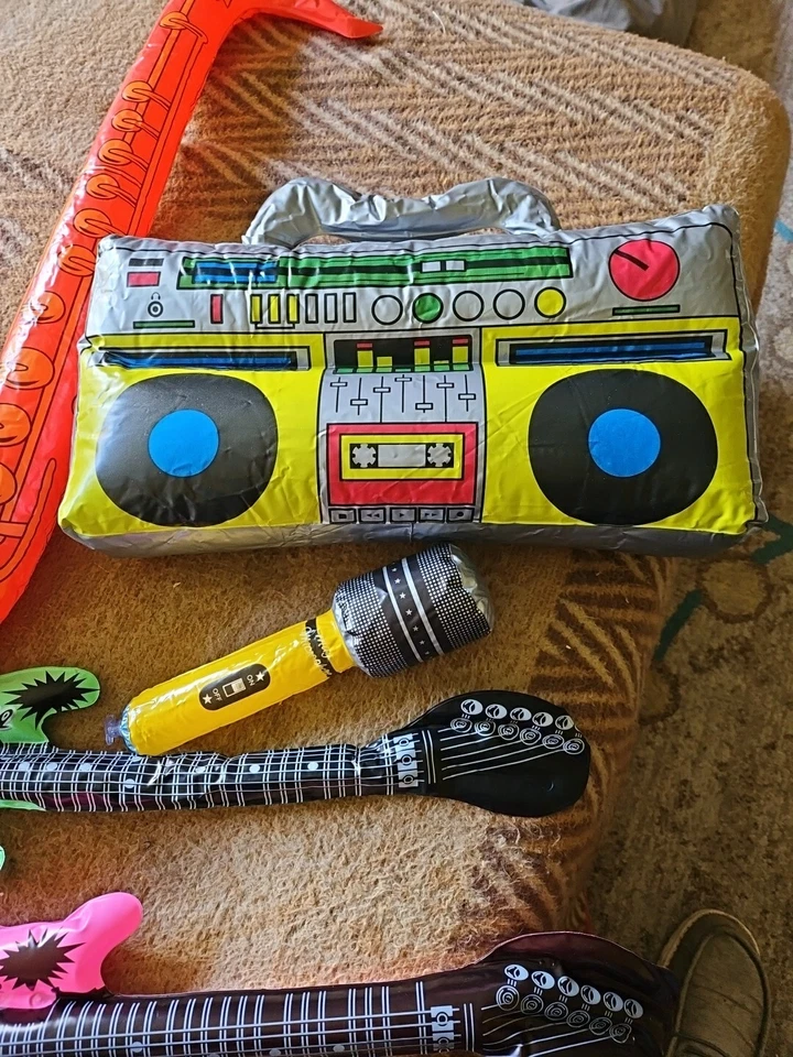 Instrumentos musicales inflables y caja de pluma y micrófono accesorios de cumpleaños Foto 2 de 4
