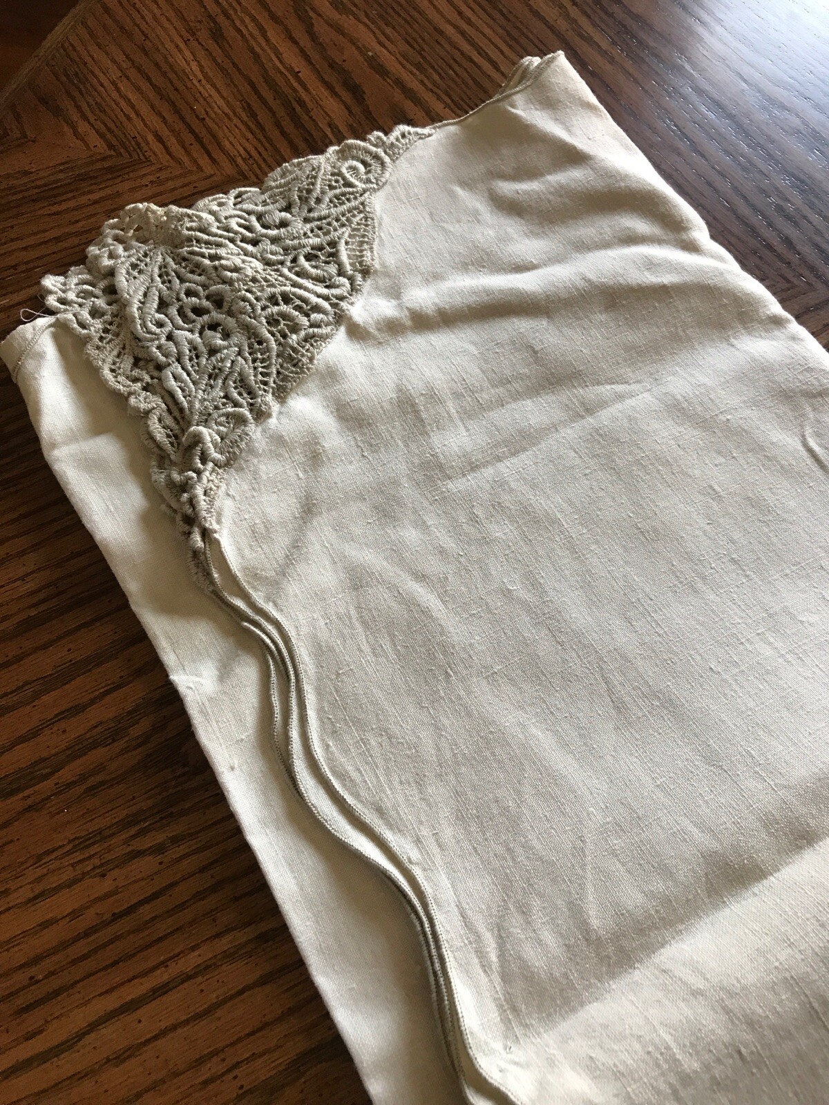 Pure linen Vintage Tablecloth With 4 Matching Napkins 