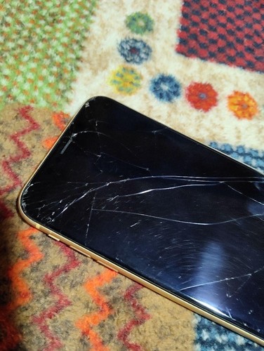 Apple iPhone XR Yellow Cracked screen, difficult to operate screen, Junk - Afbeelding 5 van 9