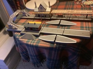 hornby model railway environment station set with footbridge 00 gauge