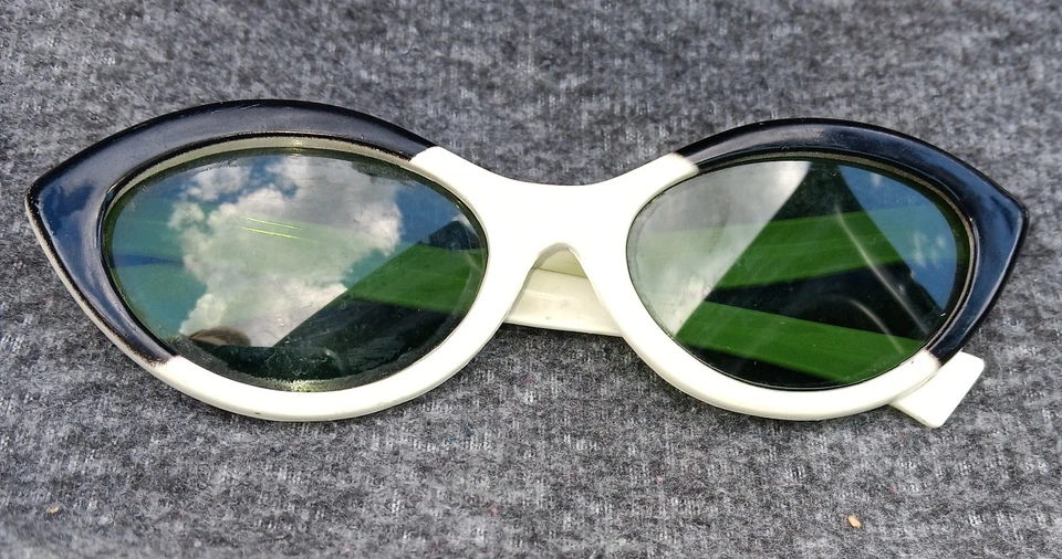 Gafas de sol vintage blancas y negras con lentes verdes, ojo de gato para damas, en muy buena condición Foto 2 de 4