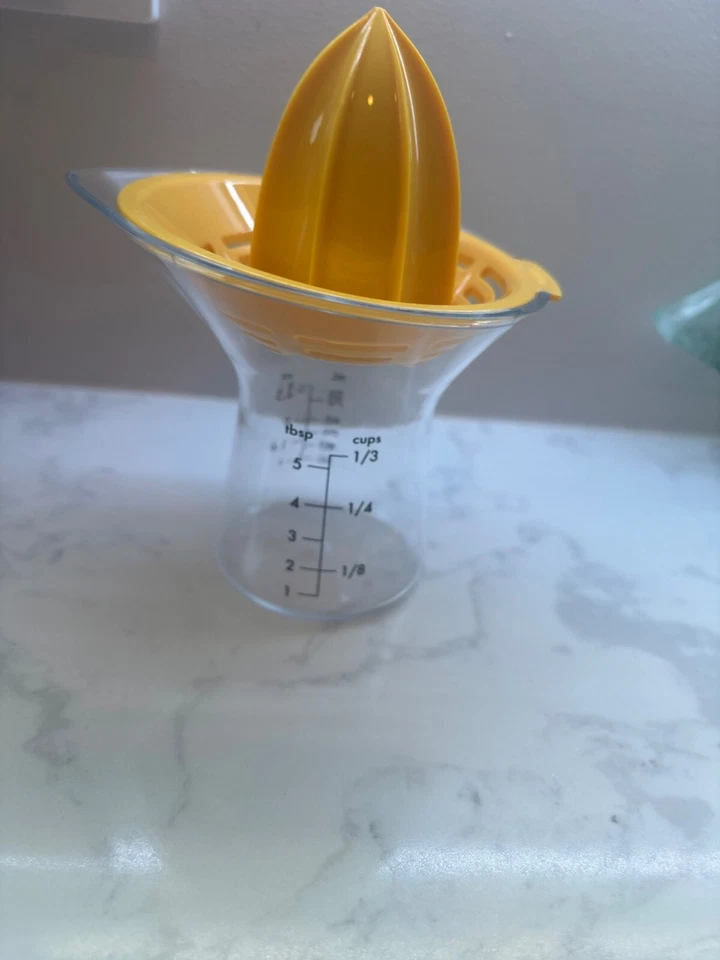 Espremedor de frutas cítricas pequeno Oxo com copo de medição e filtro - Imagem 2 de 4