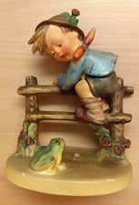 Goebel Hummel Figur - Junge mit Frosch,  "In tausend Ängsten"