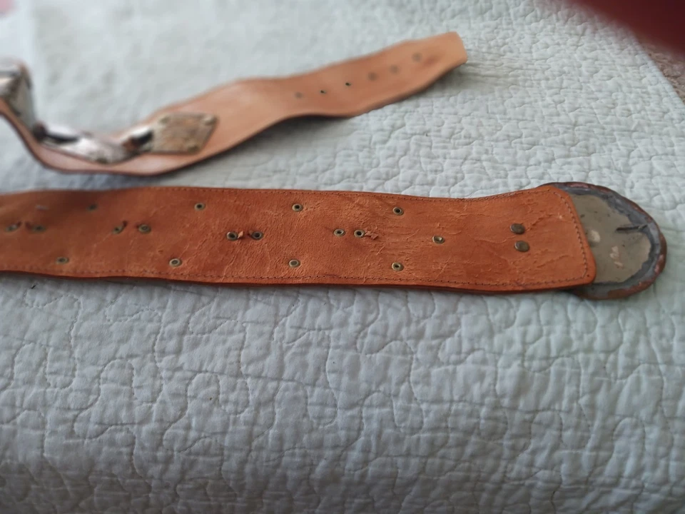 Cinturón medallón marroquí de cuero y latón, 44 pulgadas de largo, 3 pulgadas de ancho Foto 4 de 4