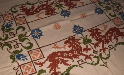 Antike Tischdecke Tafeltuch handbestickt bunt Drachen Blumen 145 x 130 cm (14145 - Bild 1 von 4